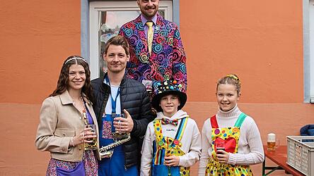 Die diesjährigen Tollitäten der Narrenhochburg Teisbach mit Präsident Markus Steinberger. Die diesjährigen Tollitäten der Narrenhochburg Teisbach mit Präsident Markus Steinberger.