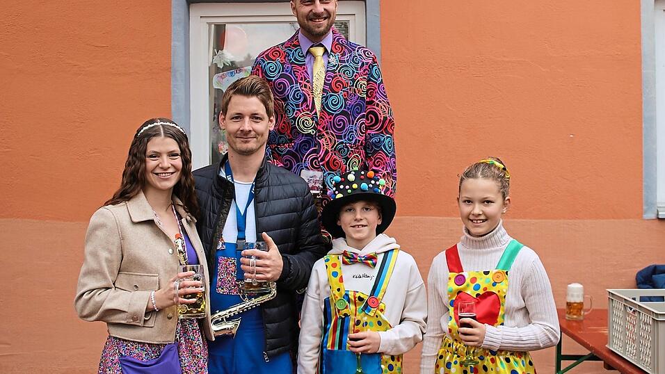 Die diesjährigen Tollitäten der Narrenhochburg Teisbach mit Präsident Markus Steinberger.