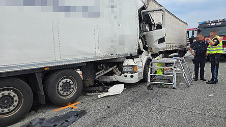 Drei Sattelzüge sind am frühen Dienstagnachmittag auf der A3 im Landkreis Passau kollidiert. Drei Sattelzüge sind am frühen Dienstagnachmittag auf der A3 im Landkreis Passau kollidiert.
