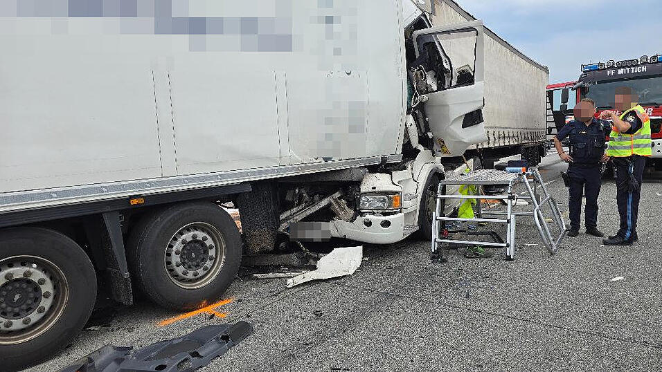 Drei Sattelzüge sind am frühen Dienstagnachmittag auf der A3 im Landkreis Passau kollidiert. Drei Sattelzüge sind am frühen Dienstagnachmittag auf der A3 im Landkreis Passau kollidiert.