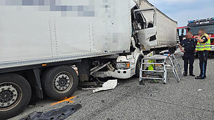Drei Sattelz&uuml;ge sind am fr&uuml;hen Dienstagnachmittag auf der A3 im Landkreis Passau kollidiert.&nbsp;