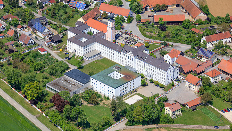 Luftbild von der Mittel- und Realschule in Oberroning.