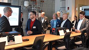 Bei einer F&uuml;hrung bekamen die Beteiligten die neuen R&auml;ume des Wolf-Campus zu Gesicht.