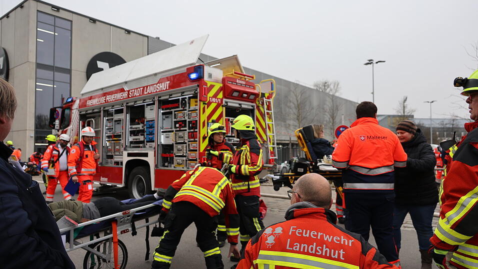 Die Einsatzkräfte mussten sich vor Ort gleich mehreren Herausforderungen stellen, von der Versorgung der Verletzten bis zum Ölaustritt und der Evakuierung der Eishalle. Die Einsatzkräfte mussten sich vor Ort gleich mehreren Herausforderungen stellen, von der Versorgung der Verletzten bis zum Ölaustritt und der Evakuierung der Eishalle.