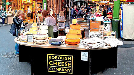 Schmelztiegel der Gaumenfreuden: Käsestand am Londoner Borough Market, wo von Käse, Fleisch, Obst und handgemachter Schokolade bis zu Obst und Gemüse alles zu finden ist, was das Herz begehrt.