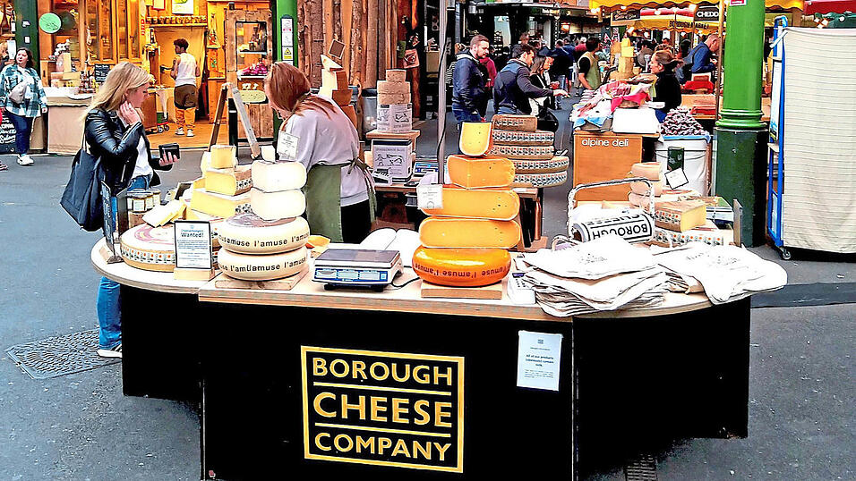 Schmelztiegel der Gaumenfreuden: Käsestand am Londoner Borough Market, wo von Käse, Fleisch, Obst und handgemachter Schokolade bis zu Obst und Gemüse alles zu finden ist, was das Herz begehrt. Schmelztiegel der Gaumenfreuden: Käsestand am Londoner Borough Market, wo von Käse, Fleisch, Obst und handgemachter Schokolade bis zu Obst und Gemüse alles zu finden ist, was das Herz begehrt.
