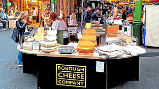 Schmelztiegel der Gaumenfreuden: Käsestand am Londoner Borough Market, wo von Käse, Fleisch, Obst und handgemachter Schokolade bis zu Obst und Gemüse alles zu finden ist, was das Herz begehrt.