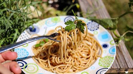 Das Rezept kennt vielleicht der ein oder andere. Bei den Großeltern der Autorin gibt es die Essignudeln im Sommer - gerade an heißen Tagen - regelmäßig. Leicht zu machen und super erfrischend!