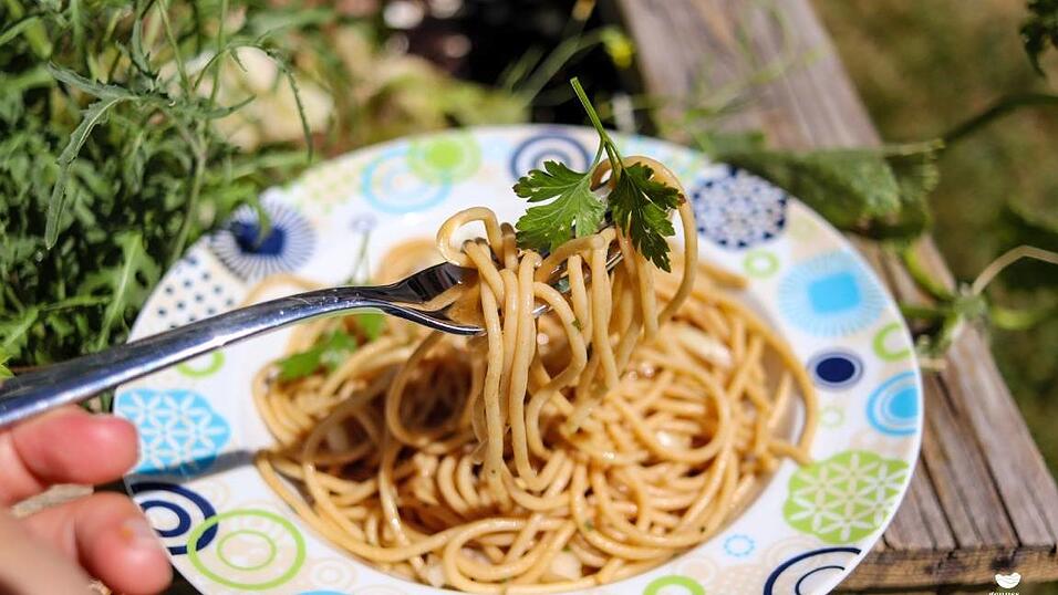 Das Rezept kennt vielleicht der ein oder andere. Bei den Großeltern der Autorin gibt es die Essignudeln im Sommer - gerade an heißen Tagen - regelmäßig. Leicht zu machen und super erfrischend! Das Rezept kennt vielleicht der ein oder andere. Bei den Großeltern der Autorin gibt es die Essignudeln im Sommer - gerade an heißen Tagen - regelmäßig. Leicht zu machen und super erfrischend!