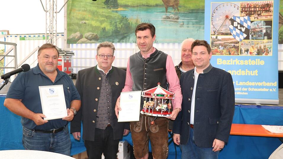 Imbissstandbesitzer G&uuml;nther Rottmeier (links) wurde f&uuml;r 30 Jahre Mitgliedschaft im Schaustellerverband geehrt. Verbandsvorsitzender Horst Heppenheimer (Zweiter von links) verabschiedete gemeinsam mit zweitem B&uuml;rgermeister Thomas Haslinger (rechts) den scheidenden Dultchef Stefan Wimmer