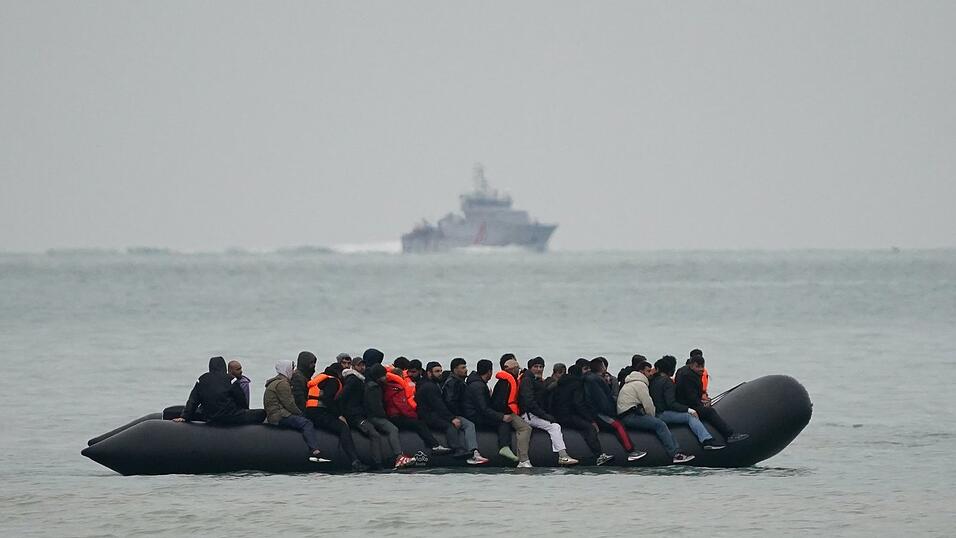 Die Migration in kleinen Booten über den Ärmelkanal ist ein Reizthema in Großbritannien. (Archivbild) Die Migration in kleinen Booten über den Ärmelkanal ist ein Reizthema in Großbritannien. (Archivbild)