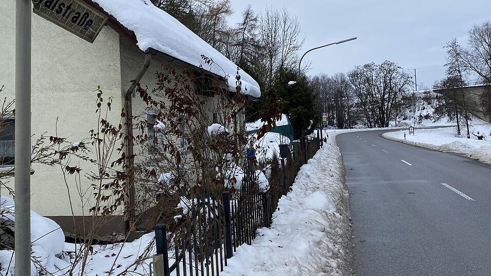 Familie Sieger in der Talstra&szlig;e ist mitunter am n&auml;chsten dran. Vor der Bahnbr&uuml;cke links geht es zur Kiesgrube.&nbsp;