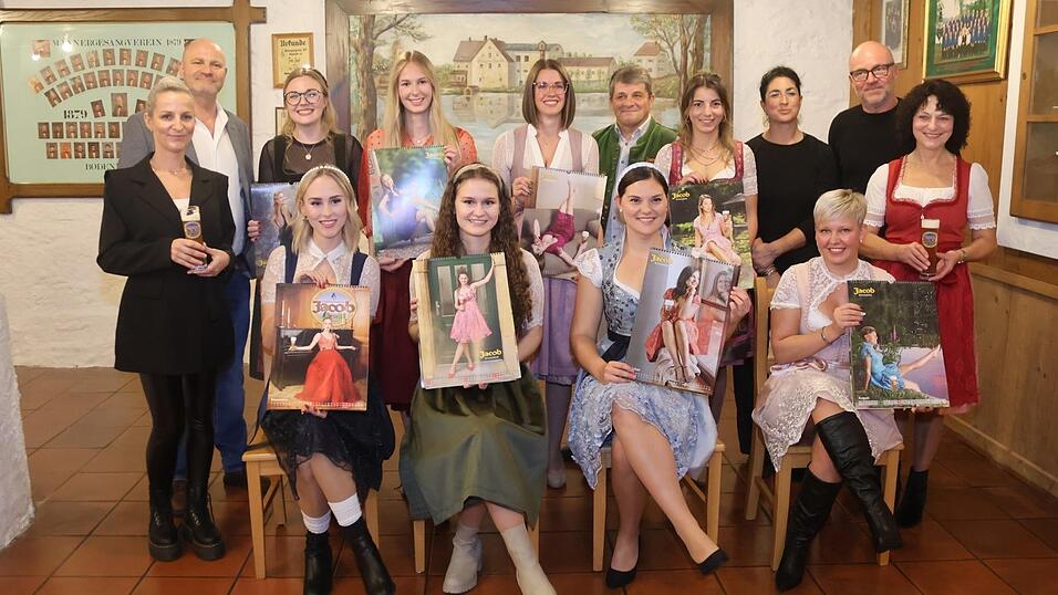 Weißbierliebe heißt das Motto des neuen Jacob-Kalenders, den die Macher und Models voller Stolz vorstellen. Die acht jungen Damen setzen das Weißbier in extravaganten Dirndl und eleganten Abendkleidern in Szene. Weißbierliebe heißt das Motto des neuen Jacob-Kalenders, den die Macher und Models voller Stolz vorstellen. Die acht jungen Damen setzen das Weißbier in extravaganten Dirndl und eleganten Abendkleidern in Szene.