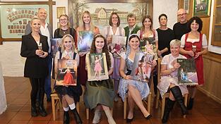 Weißbierliebe heißt das Motto des neuen Jacob-Kalenders, den die Macher und Models voller Stolz vorstellen. Die acht jungen Damen setzen das Weißbier in extravaganten Dirndl und eleganten Abendkleidern in Szene.