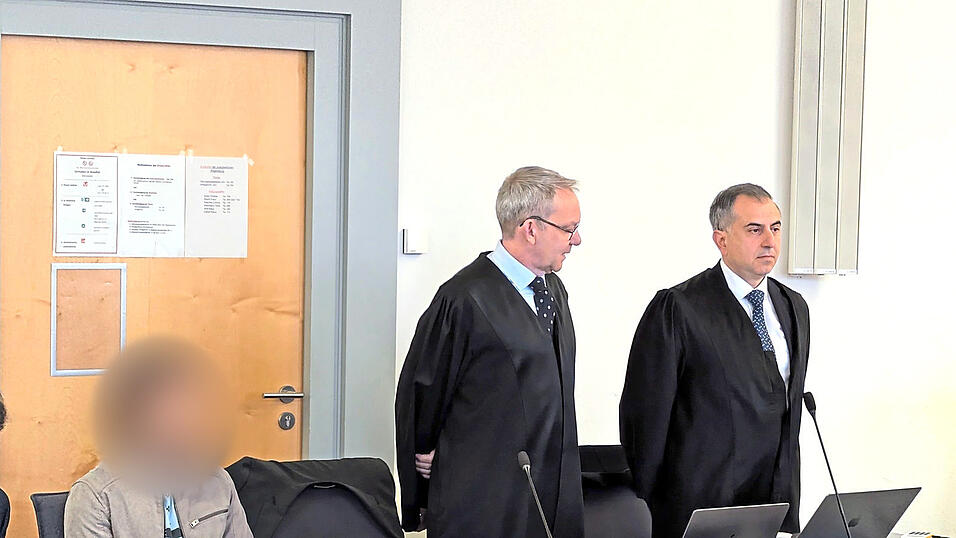 Der Angeklagte, hier mit seinen Verteidigern Maximilian Keser (Mitte) und Shervin Ameri, muss mit &uuml;ber sechs Jahren Jugendhaft rechnen.