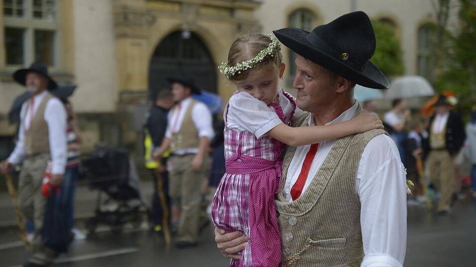 Zahlreiche Musik- und Trachtengruppen zogen nach dreij&auml;hriger Pause am Freitagabend zum Festplatz Am Hagen.&nbsp;