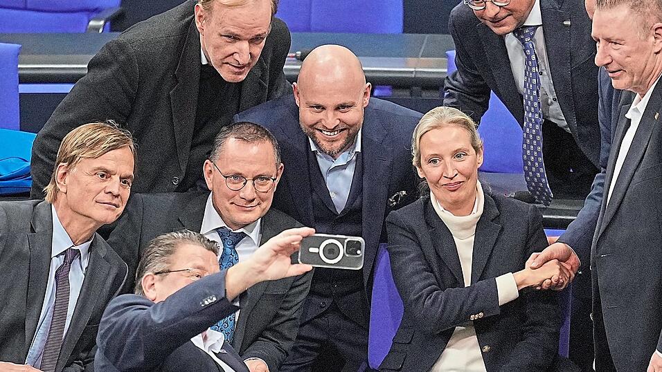 Erste Risse in der Brandmauer: Die AfD-Fraktion feiert, als Ende Januar ein Entschließungsantrag der Union zur Begrenzung der Migration mithilfe ihrer Stimmen vom Bundestag angenommen wird.
