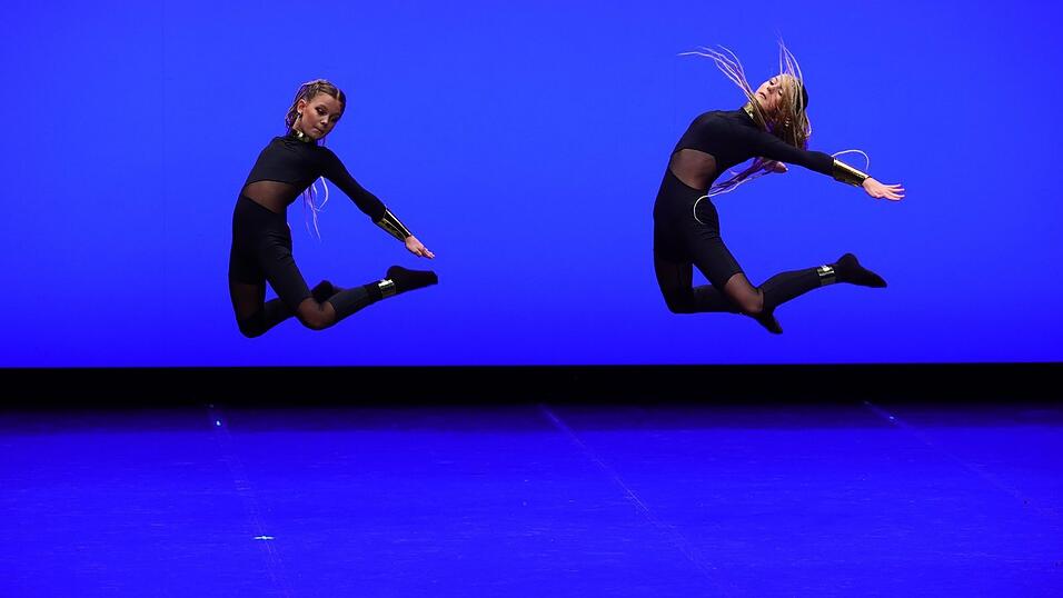 Estella Baumstark und Jakoba Fahrner bei ihrem energiegeladenen Tanz-Duett.