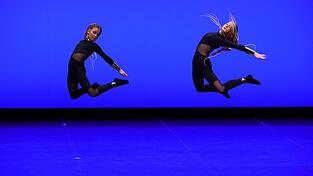 Estella Baumstark und Jakoba Fahrner bei ihrem energiegeladenen Tanz-Duett.