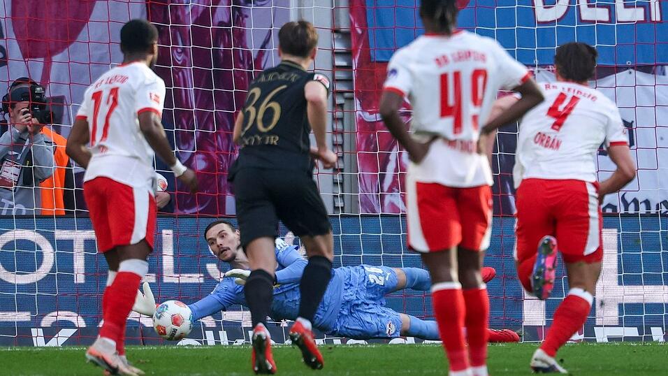 Maarten Vandevoordt h&auml;lt den Elfmeter von Keven Schlotterbeck.