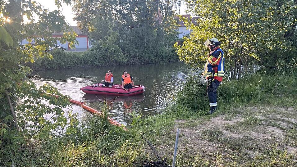 Mittels Schlauchboot wurde die &Ouml;lsperre in die Vils eingesetzt, um die Ausbreitung der Verschmutzung zu begrenzen.