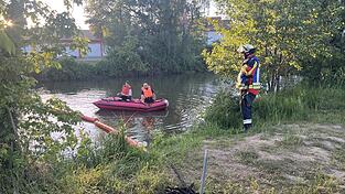 Mittels Schlauchboot wurde die &Ouml;lsperre in die Vils eingesetzt, um die Ausbreitung der Verschmutzung zu begrenzen.