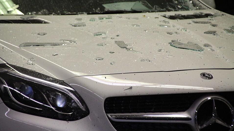 Ein Autofahrer ist in Rottenburg in den Verkaufsraum eines Autohauses gefahren.