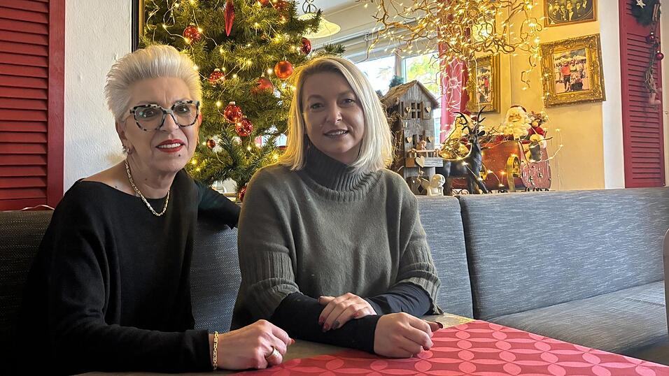 Elli Heimerl (links) und Tochter Sabina im Gastraum des Caf&eacute; Rolle. Die beiden arbeiten zusammen und fahren gern gemeinsam in den Urlaub. Am liebsten an den Gardasee.