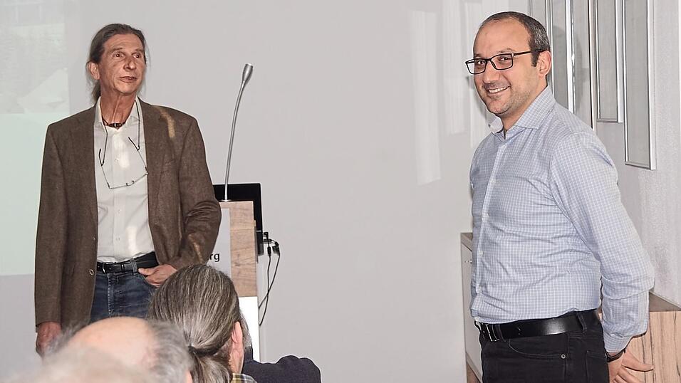 Chefarzt Dr. Christoph N. Pajatsch (links), hier mit Dr. Nader Barsoum, erl&auml;utert, wie jeder Einzelne die Herzgesundheit beeinflussen kann.