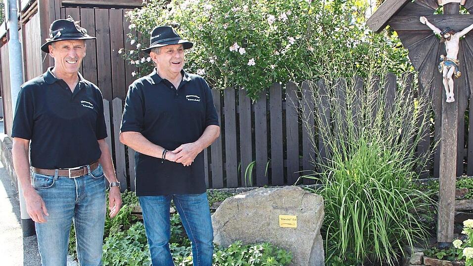 Die Rawuckala, hier Oberrawuckerl Hermann Bucher (links) mit Josef Weindl, haben &uuml;berall in Altenmarkt ihre kleinen Ecken gestaltet - sogar mit goldener Plakette, auf der &bdquo;Rawuckal-Eck&ldquo; steht