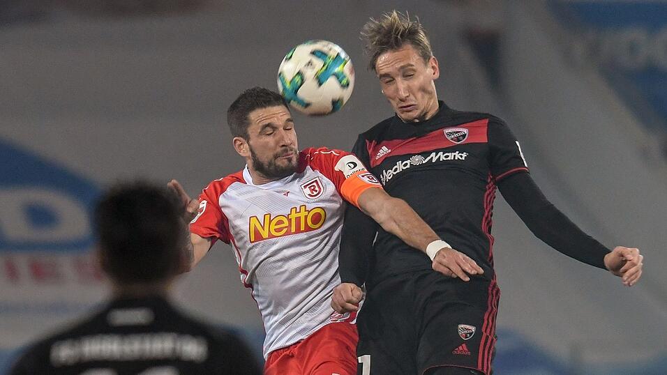 Kapitän Marco Grüttner (links) und der SSV Jahn empfangen am Samstag den FC Ingolstadt um Tobias Schröck zum Donauderby. Kapitän Marco Grüttner (links) und der SSV Jahn empfangen am Samstag den FC Ingolstadt um Tobias Schröck zum Donauderby.
