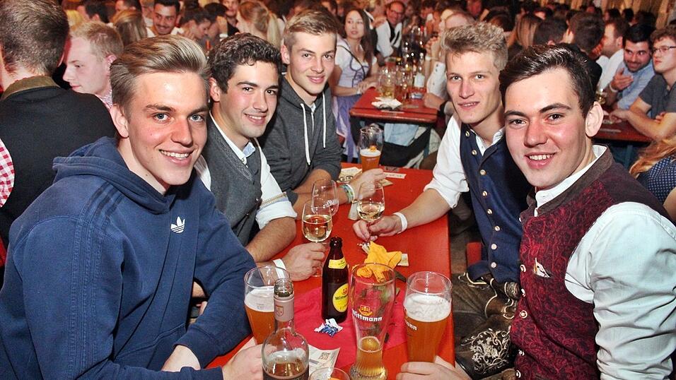Die besten Bilder vom Wein- und Wei&szlig;bierfest des Burschenvereins Arth und der M&auml;dchengruppe.