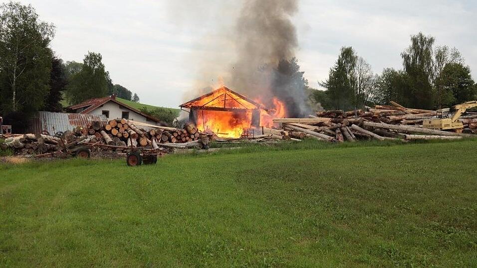 In Breitenberg ist am Dienstagabend ein Brand in einem Sägewerk ausgebrochen. In Breitenberg ist am Dienstagabend ein Brand in einem Sägewerk ausgebrochen.