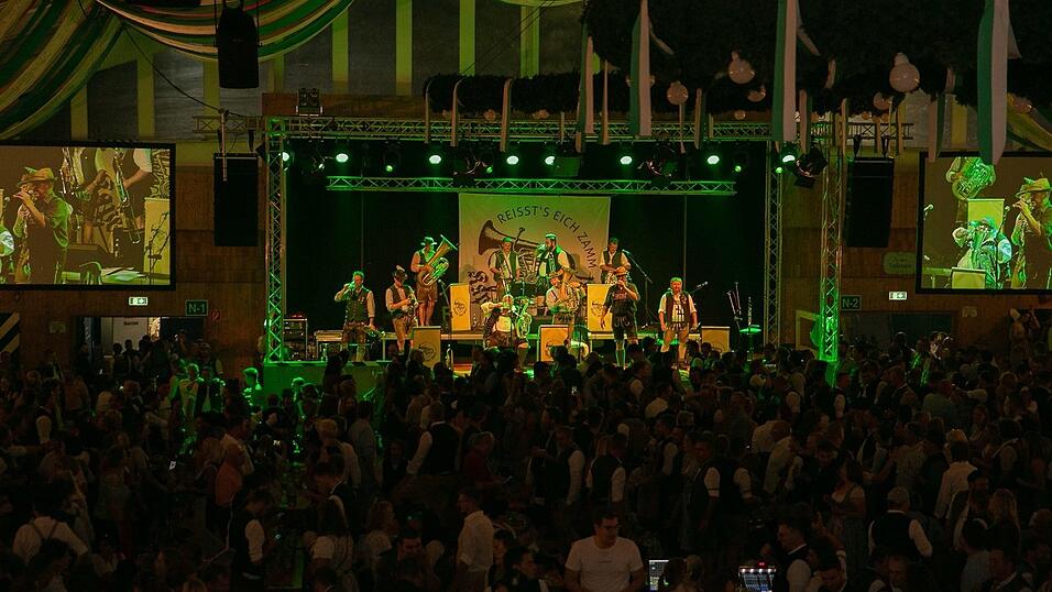 Am Dienstag spielte der Menzl im Festzelt Weckmann auf. Diese Blasmusikfreunde waren mit dabei.