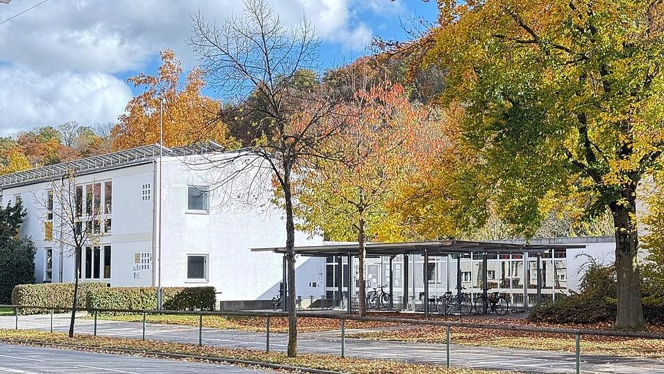 Die Grundschule St. Peter und Paul ist dringend sanierungsbed&uuml;rftig. Ob das Projekt in diesem Jahr begonnen wird, zeigt sich in anstehenden Haushaltsberatungen.