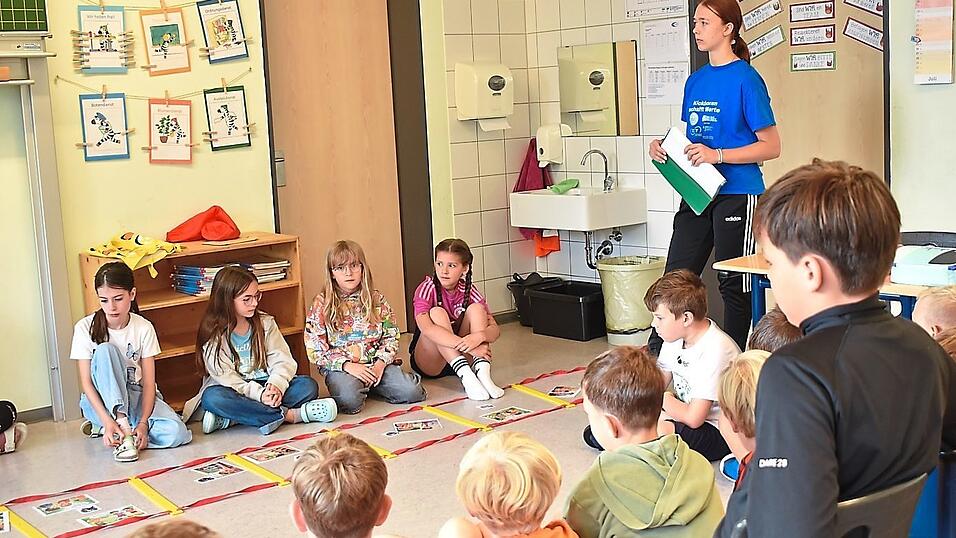 Zusammen mit den Schülern ordnete Susanne Landeck die Bilder in die Gewalt-Leiter je nach Heftigkeit ein. Zusammen mit den Schülern ordnete Susanne Landeck die Bilder in die Gewalt-Leiter je nach Heftigkeit ein.