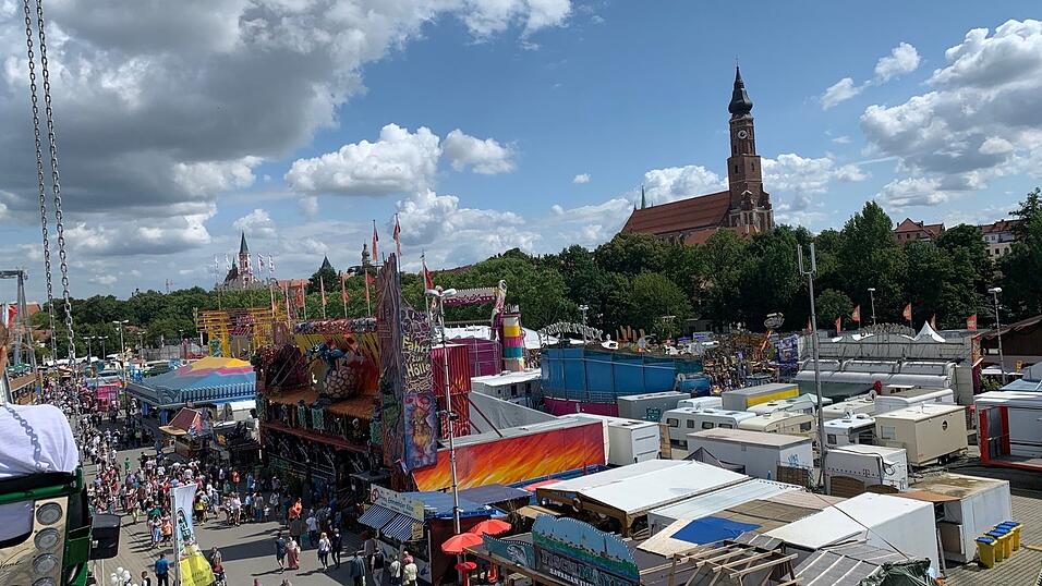 So sieht das Volksfest von oben aus - fotografiert vom Riesenrad und dem Jules Verne Tower aus. So sieht das Volksfest von oben aus - fotografiert vom Riesenrad und dem Jules Verne Tower aus.