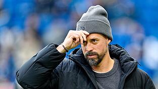 Nach der neunten Pleite im 14. Pflichtspiel endet die Zusammenarbeit der Augsburger mit Sandro Wagner. Mit Manuel Baum (kl. Bild) übernimmt ein alter Bekannter den Trainerjob interimsweise.