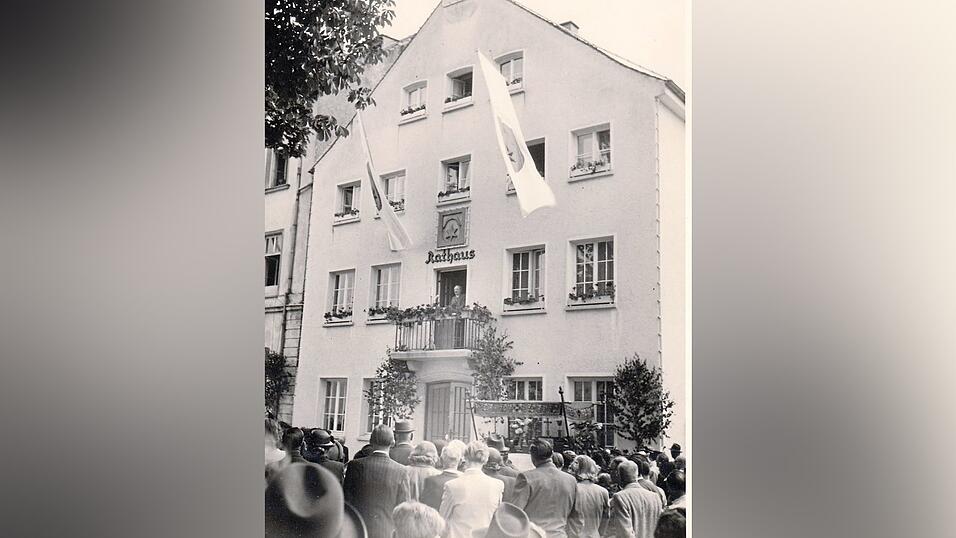 Innenminister Dr. Wilhelm Hoegner auf dem Balkon des neuen Rathauses. Innenminister Dr. Wilhelm Hoegner auf dem Balkon des neuen Rathauses.