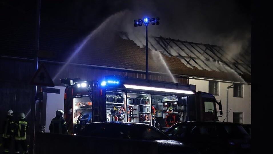 In Frontenhausen sind in der Nacht auf Dienstag zwei Scheunen komplett abgebrannt. Die Feuerwehr war mit einem Großaufgebot im Einsatz.