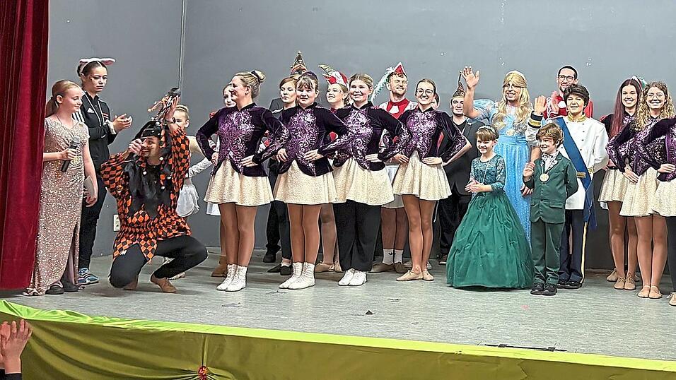 Gleich zu Beginn im traditionellen Teil hatte man am Dienstag beim Kehraus im Kolpinghaus viel zu lachen. Auch das Kinderprinzenpaar hatte viel Spaß mit den getauschten Rollen. Gleich zu Beginn im traditionellen Teil hatte man am Dienstag beim Kehraus im Kolpinghaus viel zu lachen. Auch das Kinderprinzenpaar hatte viel Spaß mit den getauschten Rollen.