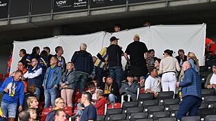Ein Zuschauer ist nach einem Notfall bei der Zweitliga-Partie zwischen Eintracht Braunschweig und Dynamo Dresden gestorben. Ein Zuschauer ist nach einem Notfall bei der Zweitliga-Partie zwischen Eintracht Braunschweig und Dynamo Dresden gestorben.