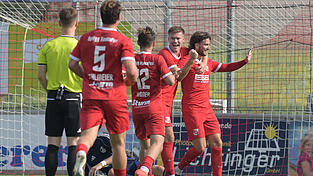 Emotionen will Hankofens Trainer Tobias Beck von seinen Spielern sehen - im besten Fall natürlich Freude, wie hier nach dem Treffer von Marco Stefandl (r.) zum zwischenzeitlichen 1:0 im Derby gegen die SpVgg Landshut Anfang Oktober. Dann sollte es auch mit einem Heimsieg gegen Kirchanschöring klappen. Emotionen will Hankofens Trainer Tobias Beck von seinen Spielern sehen - im besten Fall natürlich Freude, wie hier nach dem Treffer von Marco Stefandl (r.) zum zwischenzeitlichen 1:0 im Derby gegen die SpVgg Landshut Anfang Oktober. Dann sollte es auch mit einem Heimsieg gegen Kirchanschöring klappen.
