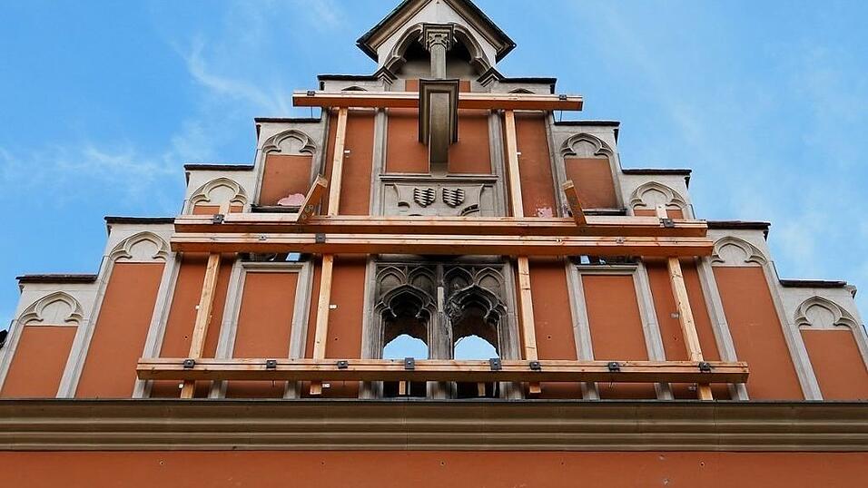 So kennen Straubinger das historische Rathaus: rot.
