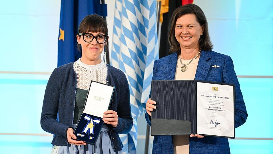 Eva Karl Faltermeier (l.) 'trägt die Oberpfalz im Herzen, auf der Zunge und über die Landesgrenzen hinaus', heißt es in der Laudatio. Landtagspräsidentin Ilse Aigner überreicht ihr den Bayerischen Verfassungsorden. Eva Karl Faltermeier (l.) 'trägt die Oberpfalz im Herzen, auf der Zunge und über die Landesgrenzen hinaus', heißt es in der Laudatio. Landtagspräsidentin Ilse Aigner überreicht ihr den Bayerischen Verfassungsorden.