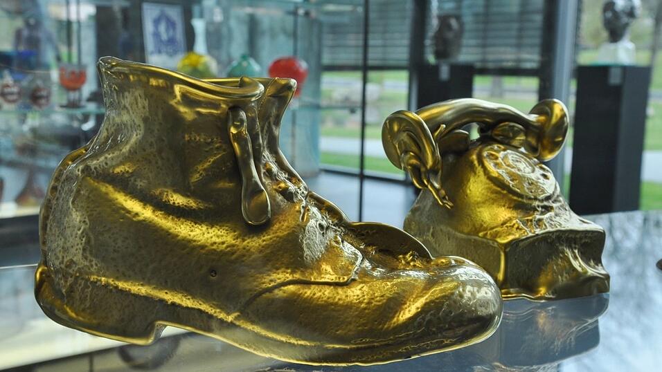 Erwin Eisch schuf auch ungew&ouml;hnliche Objekte wie den gl&auml;sernen Stiefel und das Telefon.