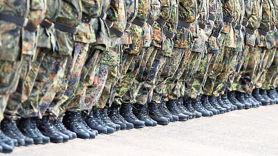 Aktuell dienen in Deutschland rund 180.000 Soldaten. Das Ziel sind 460.000. Experten rechnen damit, dass Russland durch seine Hochrüstung ab 2029 in der Lage sein würde, EU-Staaten anzugreifen. Aktuell dienen in Deutschland rund 180.000 Soldaten. Das Ziel sind 460.000. Experten rechnen damit, dass Russland durch seine Hochrüstung ab 2029 in der Lage sein würde, EU-Staaten anzugreifen.