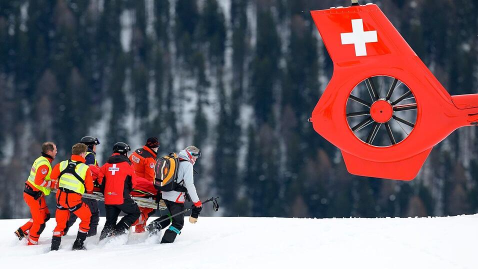 Michelle Gisin wird nach ihrem Sturz in St. Moritz zum Rettungshubschrauber gebracht. Michelle Gisin wird nach ihrem Sturz in St. Moritz zum Rettungshubschrauber gebracht.