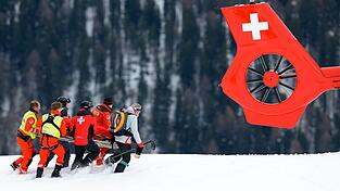 Michelle Gisin wird nach ihrem Sturz in St. Moritz zum Rettungshubschrauber gebracht. Michelle Gisin wird nach ihrem Sturz in St. Moritz zum Rettungshubschrauber gebracht.