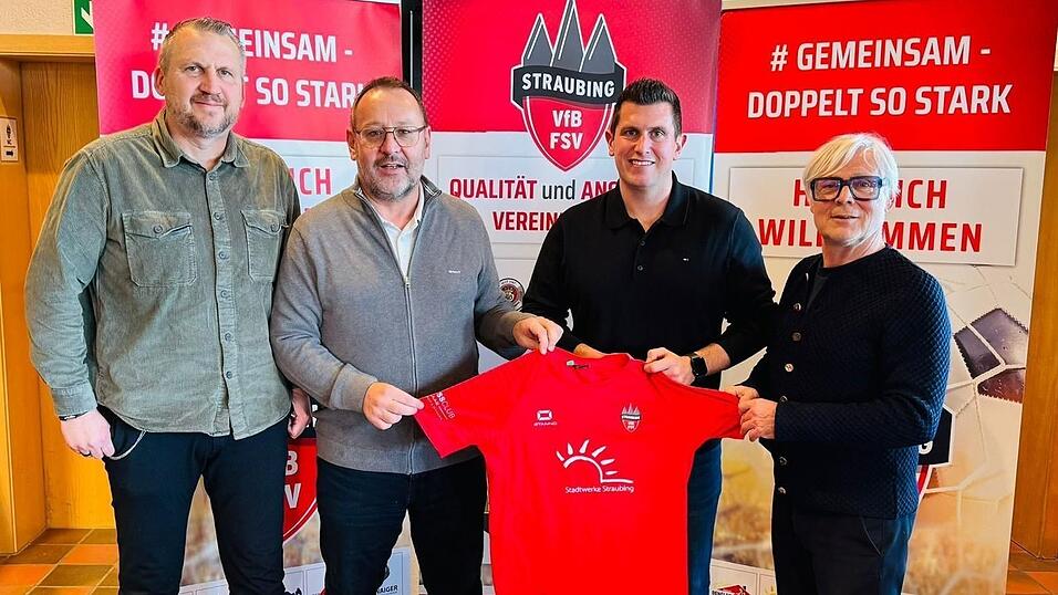 Der neue Trainer Michael Kettl (Zweiter v. rechts) mit den FSV VfB-Verantwortlichen: (von links) Tom Gabler (Sportlicher Leiter), J&uuml;rgen Brunner (1. Vorstand) und Reinhard Dorner (Vorstand Sport).